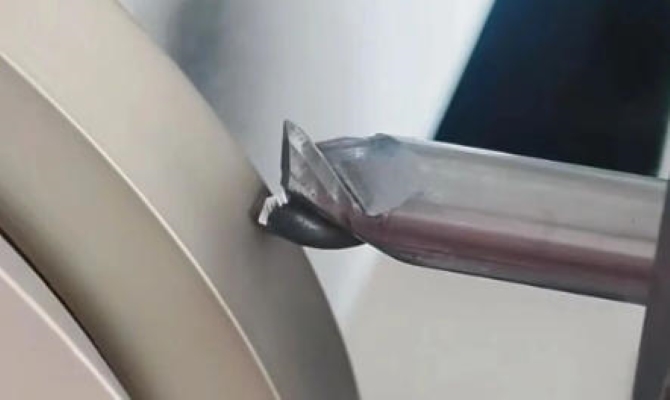 Ви використовували фрезу прямо з коробки? Як так, що він сколився всього за півгодини?